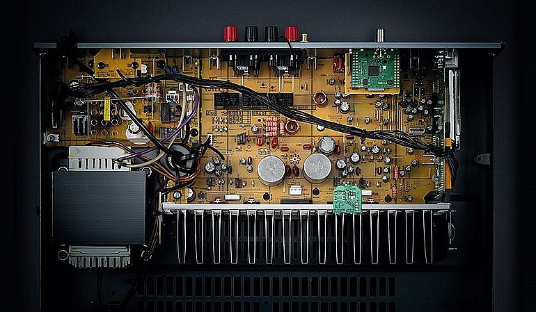 ����� ������ Yamaha R-N303 